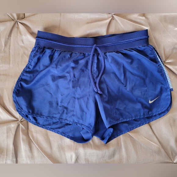 Women’s Nike Short - Picture 1 of 3